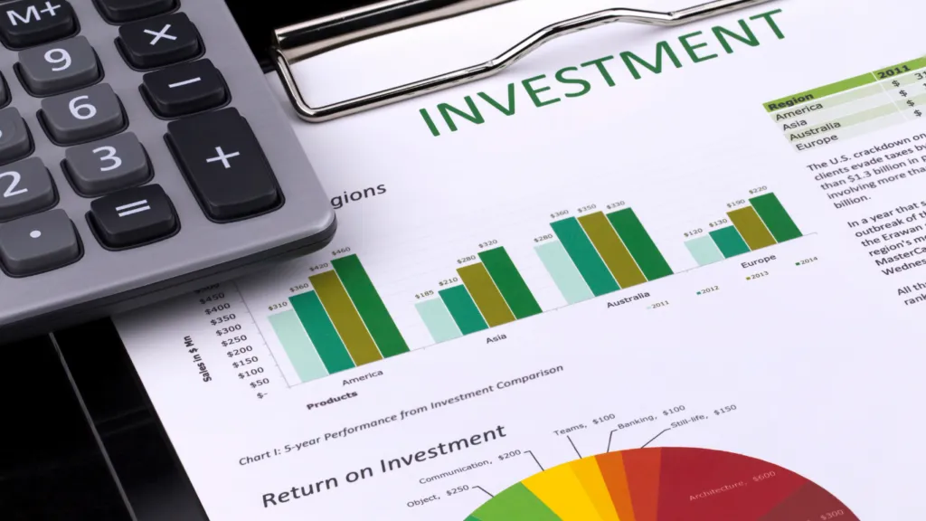 A paper on the table with pie charts and bars next to a calculator, analyzing and showing investments and their return