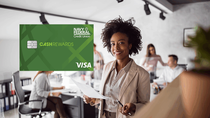 Mujer sonriendo en un ambiente de oficina, sosteniendo papeles, con la tarjeta de crédito Navy Federal CashRewards Visa destacada al fondo.