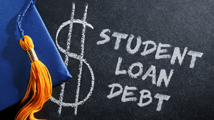 Birrete azul de graduación con borla amarilla junto a un símbolo de dólar y la frase "student loan debt", representando la deuda estudiantil.