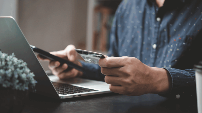 Persona usando de las funcionalidades de su app bancaria, representando las mejorías diarias de los bancos online.