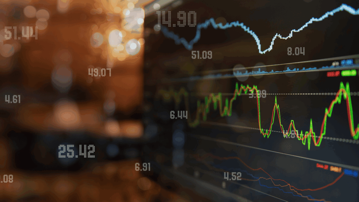 Gráfico de mercado financiero con números y líneas de tendencia, representando el análisis de inversión en valor para identificar acciones infravaloradas.