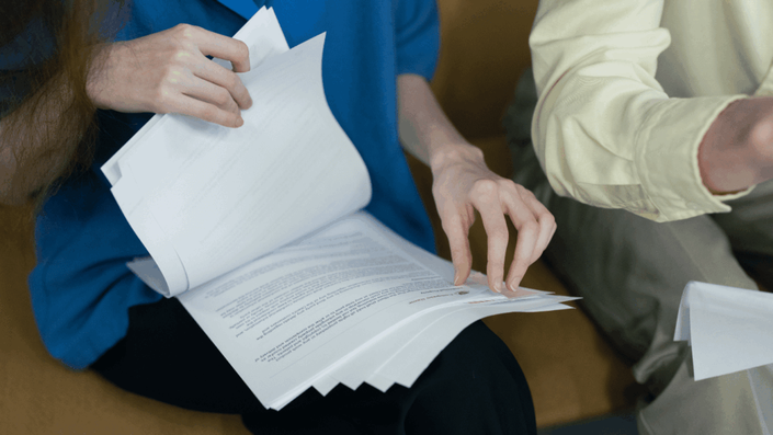 Persona revisando sus documentos  para hacer la consolidación de sus deudas.